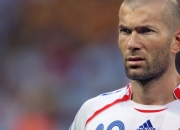 开云足球直播-当大黄蜂遇见雄狮，布鲁诺的纪录之夜与足球的永恒对抗