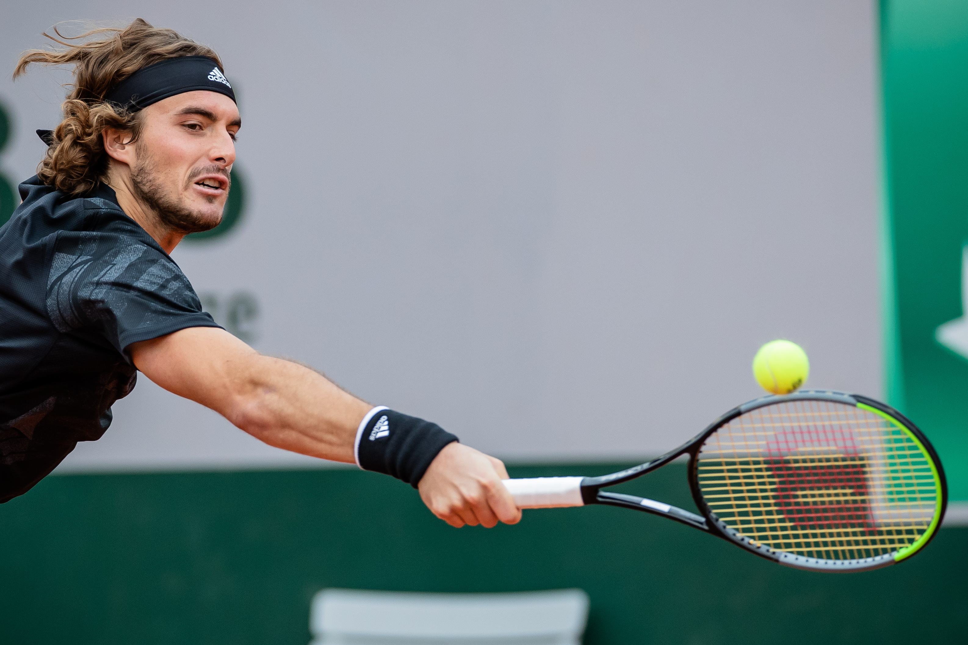 世界网球队鏖战法国网球队，西西帕斯爆发神勇的简单介绍