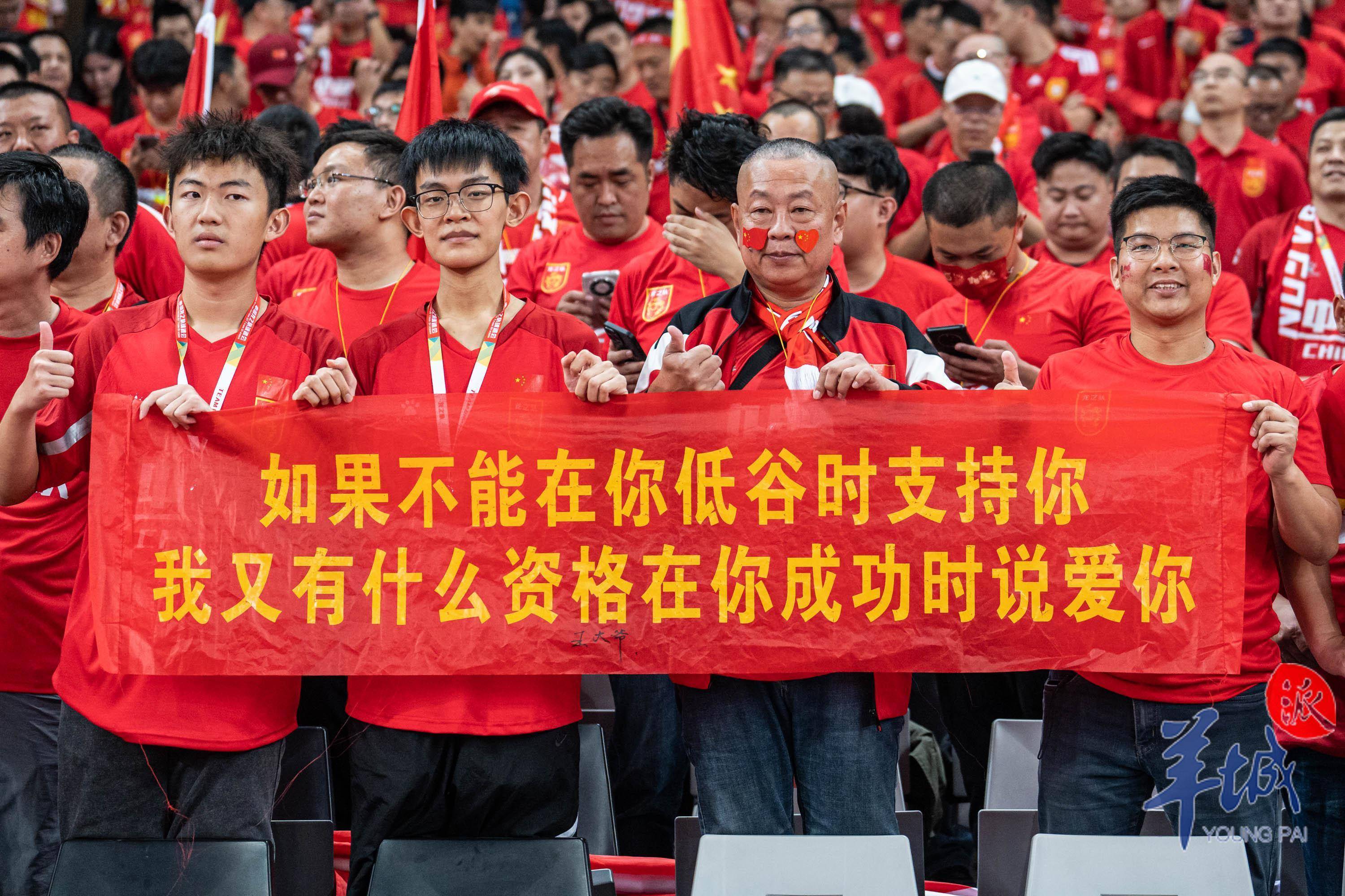 中国足球比赛话题热议,球迷热情高涨的简单介绍 中国足球比赛话题热议,球迷热情高涨的简单介绍