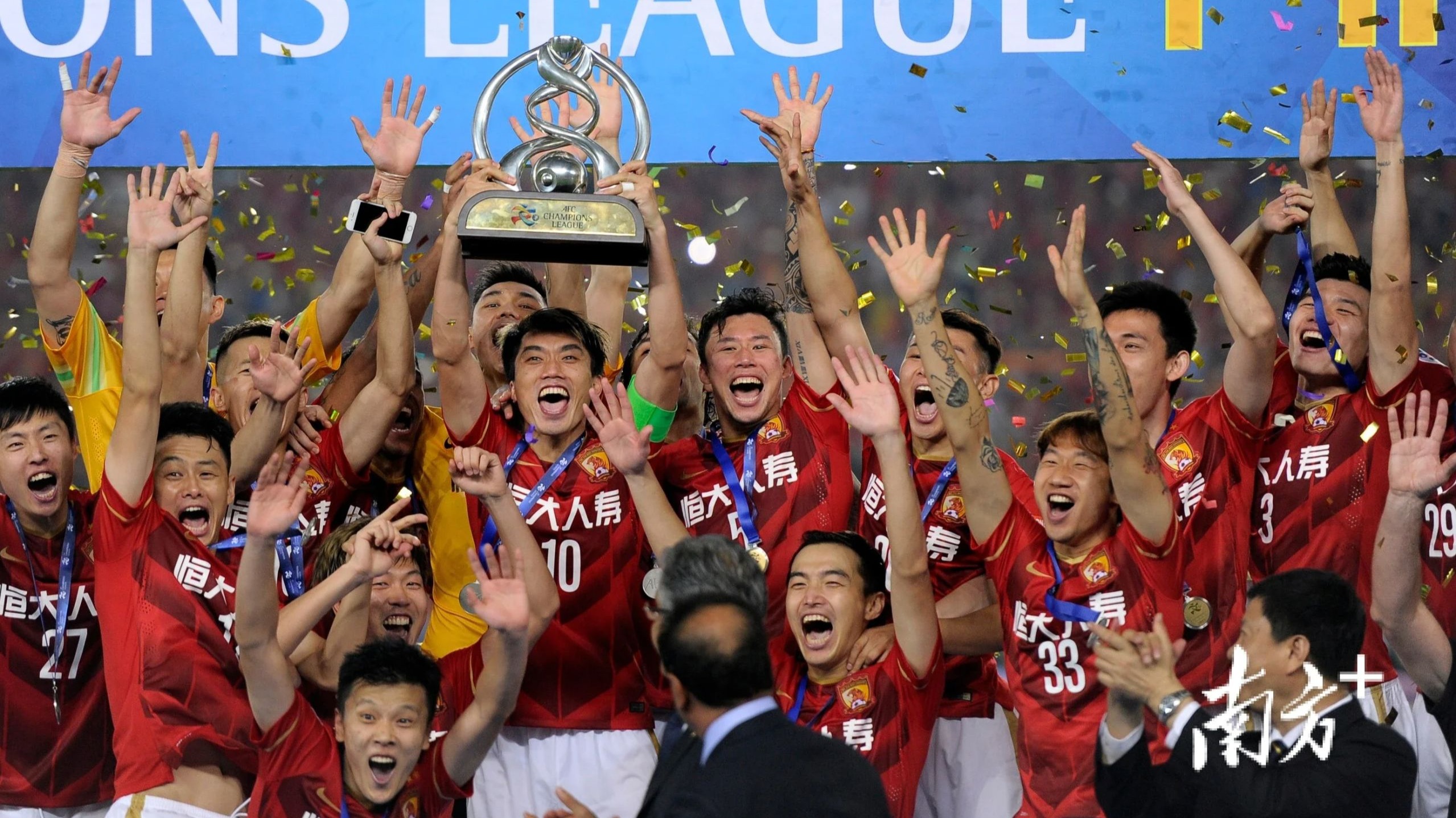 关于球迷热议中超冠军归属,恒大誓言卫冕的信息 关于球迷热议中超冠军归属,恒大誓言卫冕的信息