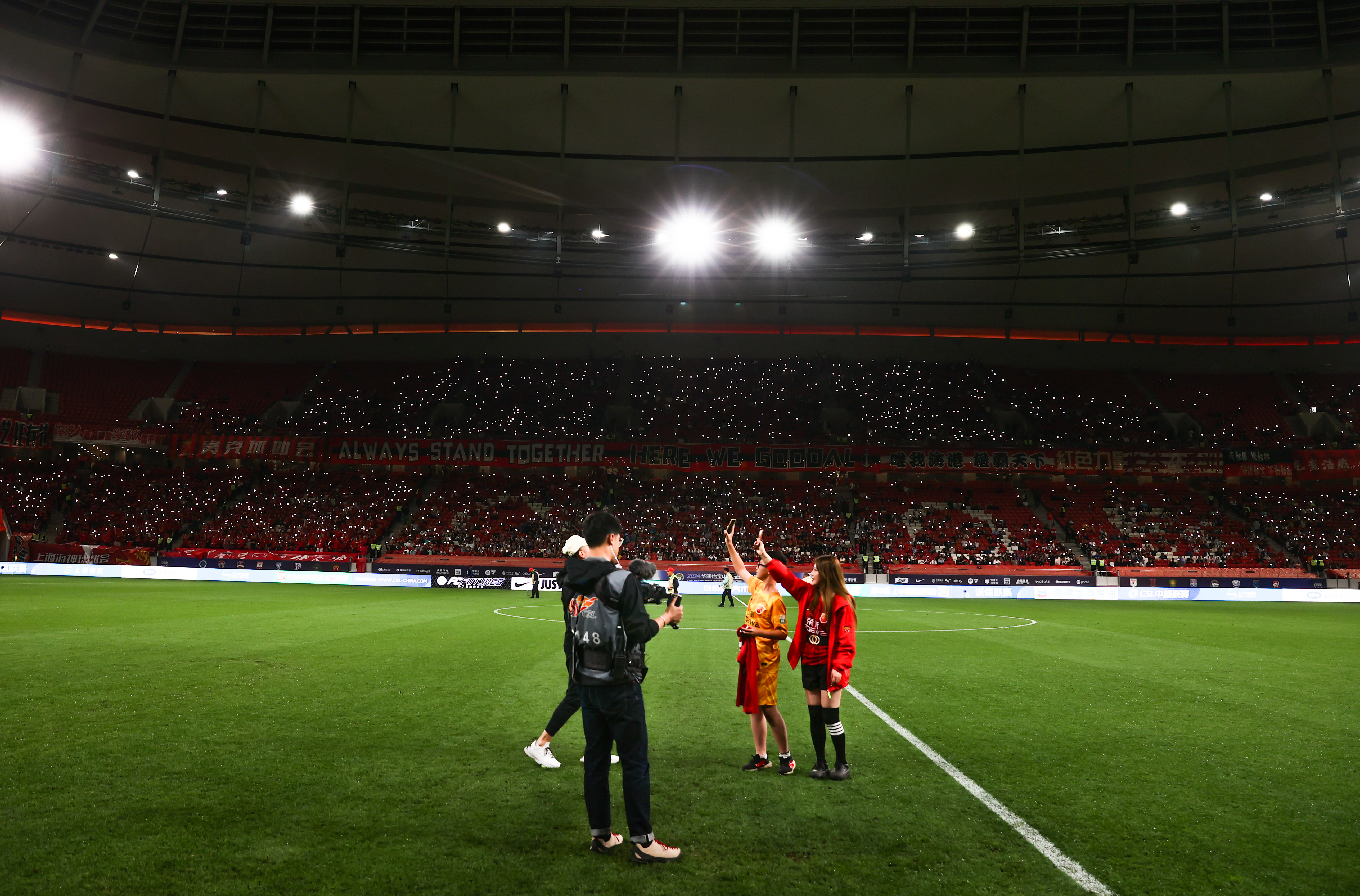 关于足球赛事场面惊心动魄,观众惊叹不已的信息 关于足球赛事场面惊心动魄,观众惊叹不已的信息