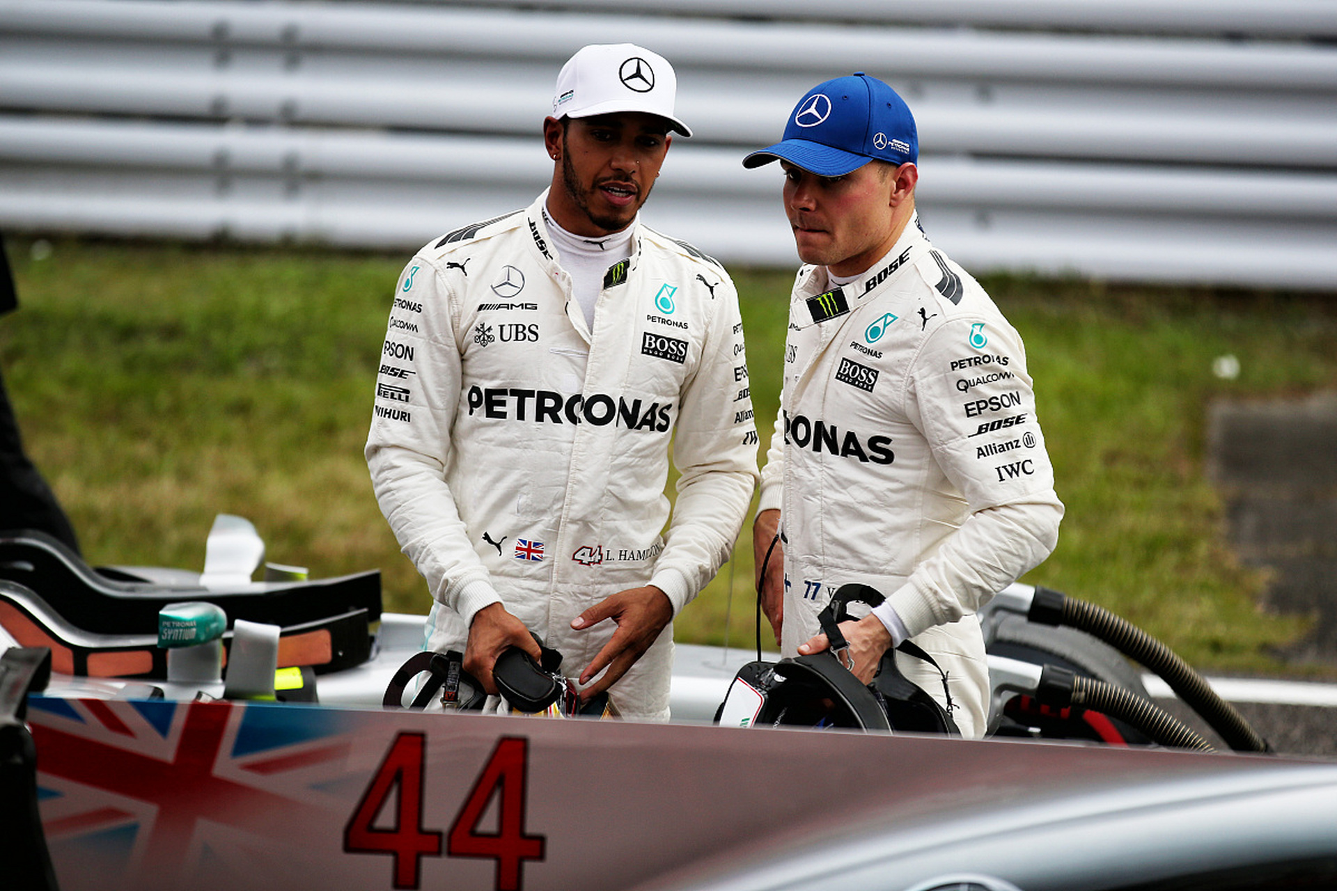 雷诺车队完胜梅赛德斯，汉密尔顿统治全场的简单介绍