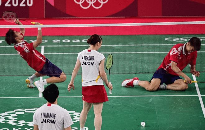 日本队完胜泰国队，黄鸭组合点燃赛场