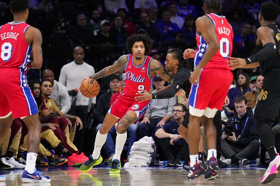 76人翻盘上海队,米切尔统治全场 76人翻盘上海队,米切尔统治全场