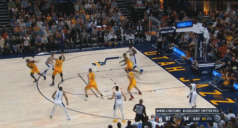 76人翻盘上海队,米切尔统治全场 76人翻盘上海队,米切尔统治全场