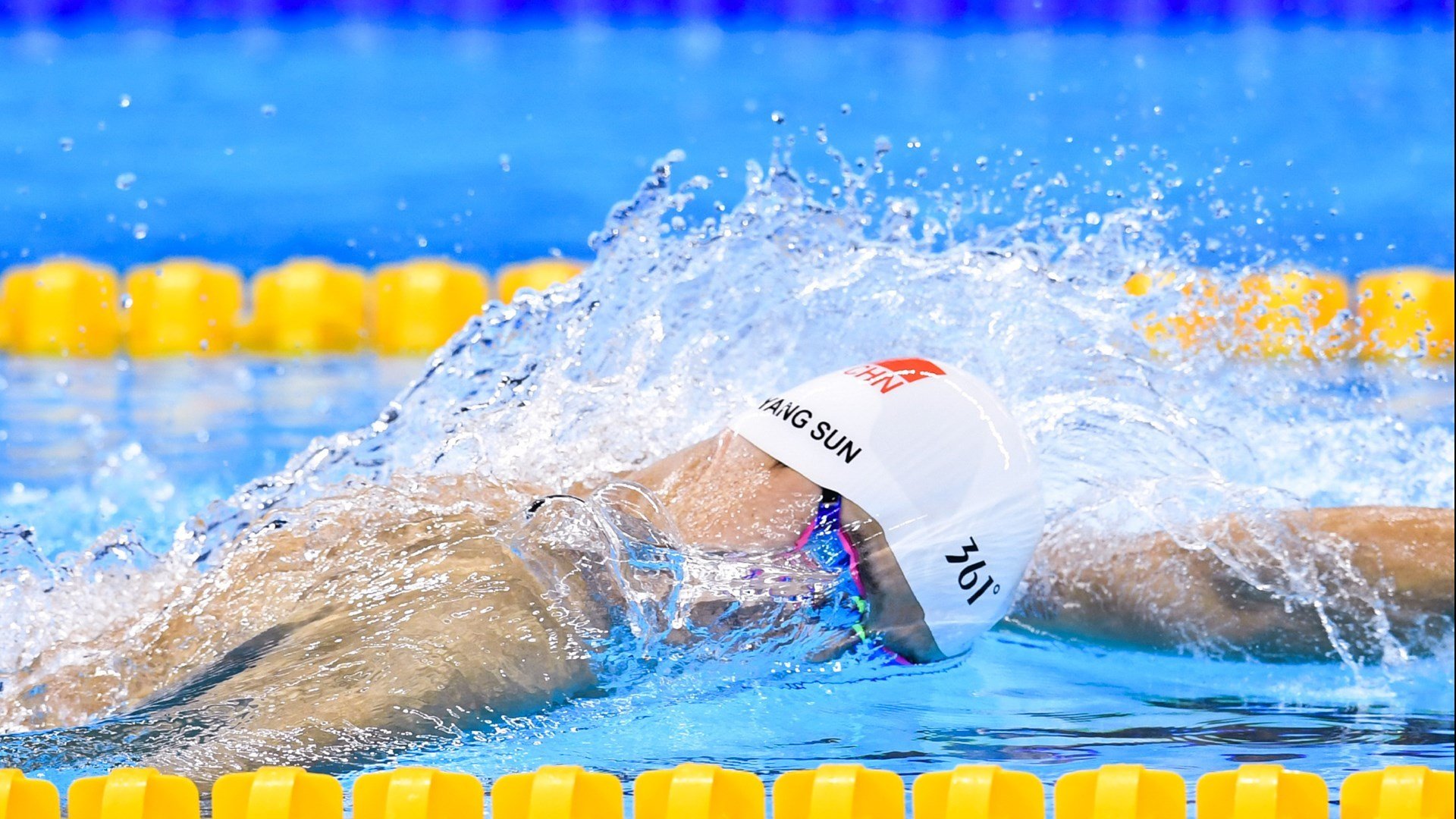 维斯塔潘绝杀时刻,梅赛德斯终场逆袭,点燃赛场的不仅是引擎